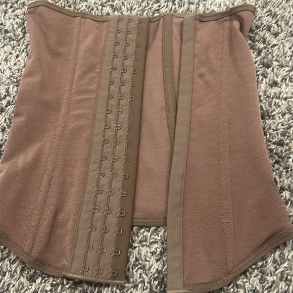 🔥 skims corset - Picture 2 of 4